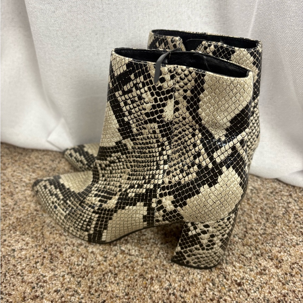 Marc Fisher Snakeskin Faux Leather Chunky Boot Pointed Toe Retire Line 6M‎ EUC - Picture 4 of 7